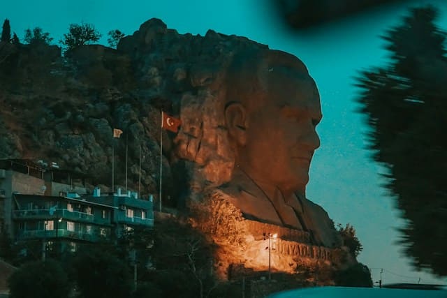 Памятник Ататюрку в Измире