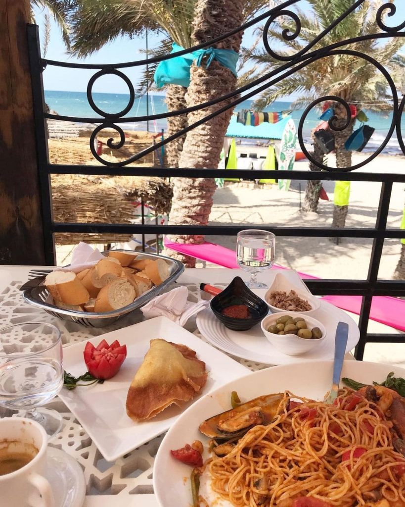 Пляжный обед на острове Джерба (Тунис)